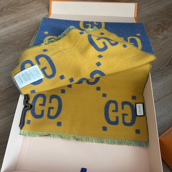 Authentic Gucci jacquard GG Logo Wool Silk Scarf Blue & Yellow - Picture 11 of 13